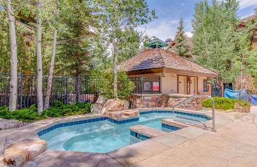 Edwards Condo | All-season condo near ski lifts & golf course with fireplace, pool, & hot tub