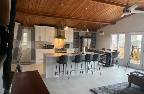 Fancher House | ALL SEASON dream LAKEHOUSE on LAKE ONTARIO NY- HOTTUB-GAMESROOM-PET FRIENDLY