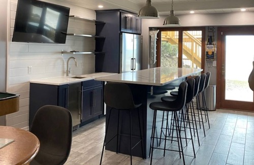 Fancher House | ALL SEASON dream LAKEHOUSE on LAKE ONTARIO NY- HOTTUB-GAMESROOM-PET FRIENDLY
