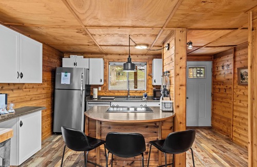 Belfair Cabin | All-seasons lakefront cabin near Hood Canal - hot tub, fire pit, kayak + canoe