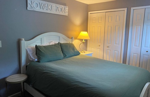 Fenton House | All-Sports Lake House. Relax, BBQ, Dock, Deck and Boat Rental