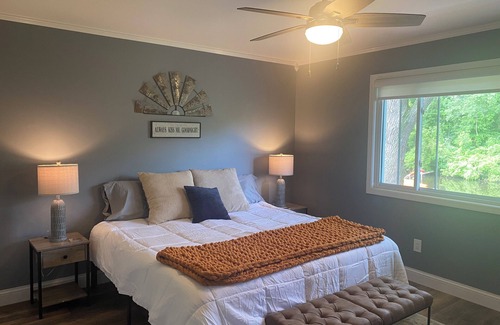 Fenton House | All-Sports Lake House. Relax, BBQ, Dock, Deck and Boat Rental