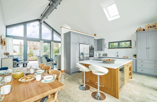 Bridport House | All Ways - sleeps 6 guests in 3 bedrooms