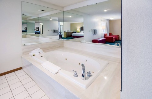 Alliance Hotel | Alliance Hotel & Suites, a Howard Johnson by Wyndham