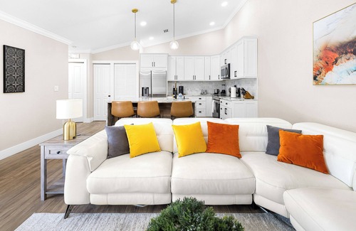Wellington Villa | Alluring Luxury Oasis: Modern Comfort and Relaxation