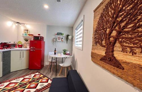 LaSalle House | Alluring Private Bachelor Unit