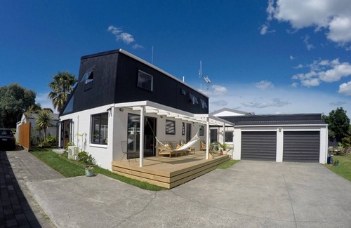Papamoa Beach House | Aloha Beach House Papamoa - one block from the beach & close to the Coast Shops
