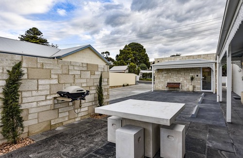 Naracoorte Apartment | Aloha Central Luxury Accommodation