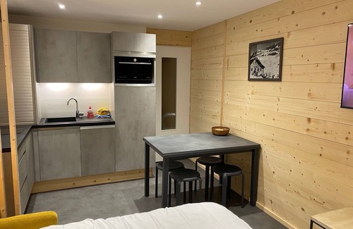 Cognet Apartment | Alpe d'Huez 4-person apartment at the foot of the slopes, 150m from the ski lifts