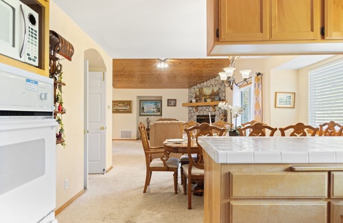 Lake Arrowhead House | Alpen Drive by AvantStay | Alpine Retreat w/Private Deck, Views, Outdoor Dining