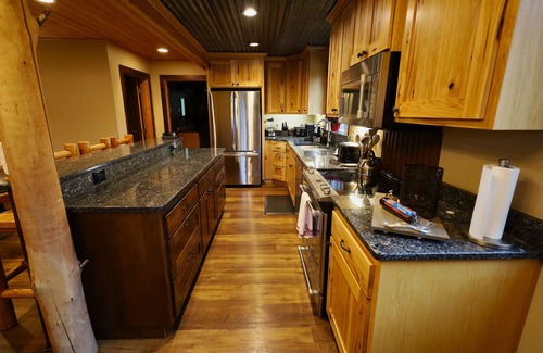 Adna House | Alpha Lodge, FALL special, Peaceful retreat, 14 guests max, fun & games, parking