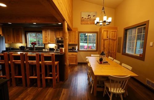 Adna House | Alpha Lodge, FALL special, Peaceful retreat, 14 guests max, fun & games, parking
