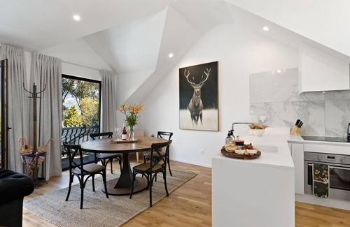 Sunshine Bay House | Alpine Cottage | Swimming pool | Lake and Mountain Views