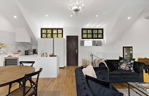 Sunshine Bay House | Alpine Cottage | Swimming pool | Lake and Mountain Views
