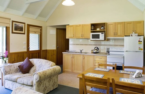 Harrietville Cottage | Alpine Delux Cottage, 8 acres of magnificent garden on the Ovens River.