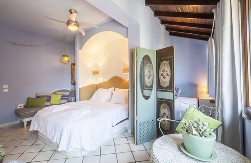 Paradhisos Bed & Breakfast | Alterra Vita Studio at a cozy B&B
