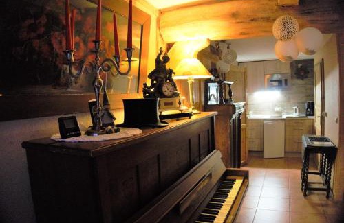 Hemmoor Apartment | Altes Landhaus Oste, Klavier Appartement, 2 Zimmer mit Kamin