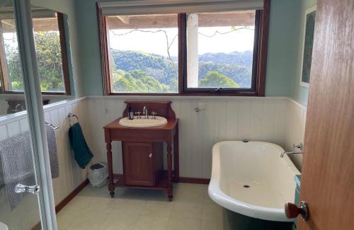 Apollo Bay House | Alyeska farm house