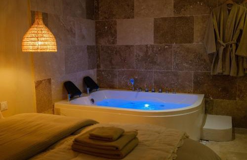 Montfavet Apartment | AMA, suite avec baignoire balnéo et sauna privé