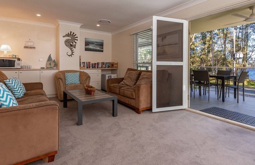 Smiths Lake House | Amaroo Sunset Lodge - Pacific Palms Holidays