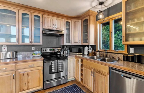 Saint Mary's Cabin | Amazing 10,000-Ft Views Vacation Retreat w/Hot Tub & PS5 Fun