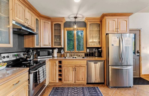 Saint Mary's Cabin | Amazing 10,000-Ft Views Vacation Retreat w/Hot Tub & PS5 Fun