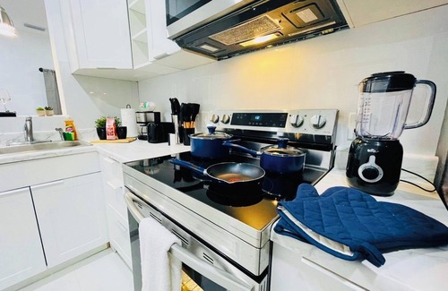 Golden Glades House | Amazing 2-bedroom House in Miami w/pingpong table & BBQ grill