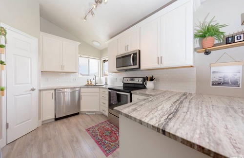 West Jordan House | Amazing 3 Bedrooms/2 Bathrooms home with PRIVATE HOT TUB!