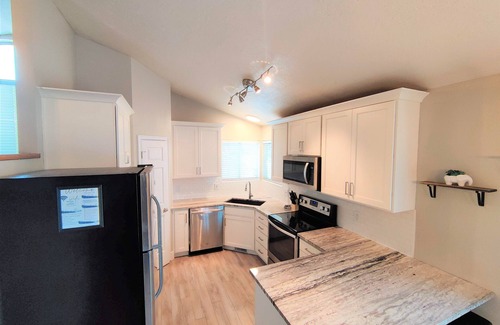 West Jordan House | Amazing 3 Bedrooms/2 Bathrooms home with PRIVATE HOT TUB!