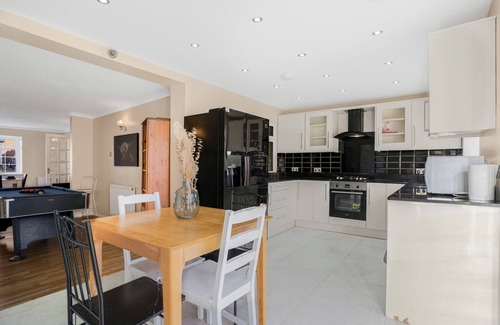 Hemel Hempstead Apartment | Amazing 5-Bed Family Home in Hertfordshire