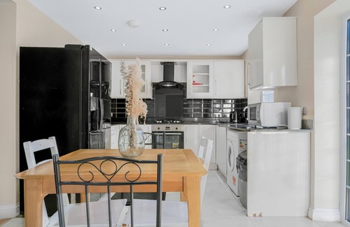 Hemel Hempstead Apartment | Amazing 5-Bed Family Home in Hertfordshire