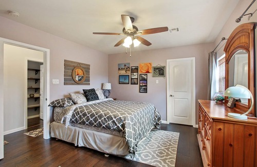 Fillmore House | Amazing 5 Bedroom House that Sleeps 10, Near City Park!