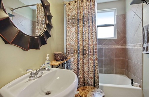 Fillmore House | Amazing 5 Bedroom House that Sleeps 10, Near City Park!