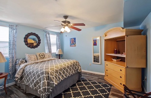 Fillmore House | Amazing 5 Bedroom House that Sleeps 10, Near City Park!