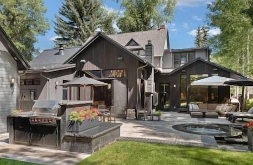 West End House | Amazing 6 Bedroom Home, West End, Hot Tub, Patio!