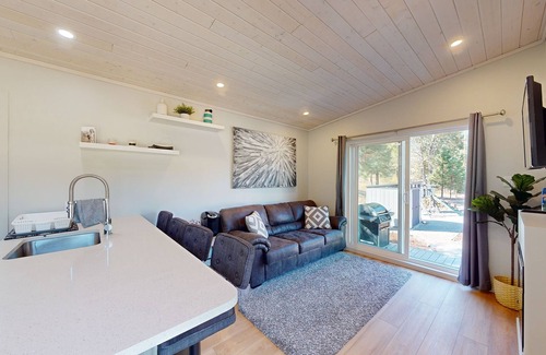 Christina Lake House | Amazing all-new bungalow with grill, firepit, & deck - walk to public beach