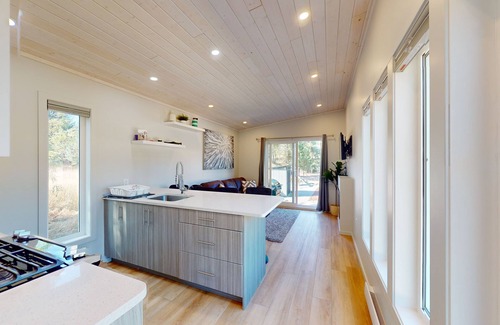 Christina Lake House | Amazing all-new bungalow with grill, firepit, & deck - walk to public beach
