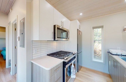 Christina Lake House | Amazing all-new bungalow with grill, firepit, & deck - walk to public beach