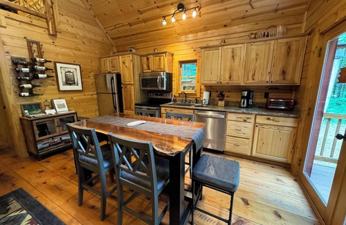 Purlear Cabin | Amazing Cabin by a Stream- Private Creekside Cozy Log Cabin with Hot Tub & Wifi