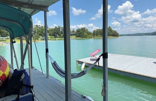 Sevierville RV Rental | Amazing campground on the lake in Sevierville - 2 bedrooms available