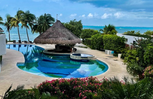 Isla Mujeres Condo | ~Amazing Casa Bendicion Condo on Beach, Sleeps 8, Huge Pool with Hot Tub~