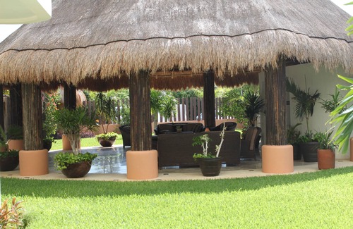 Isla Mujeres Condo | ~Amazing Casa Bendicion Condo on Beach, Sleeps 8, Huge Pool with Hot Tub~