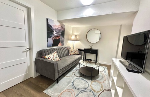 Dunbar House | Amazing, comfy 2 bed suite in Mckenzie Heights!