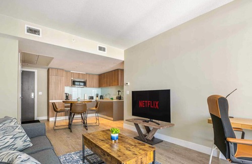 Victoria Park Condo | Amazing DT Views » AC » Sleep 4 » Parking » Wifi