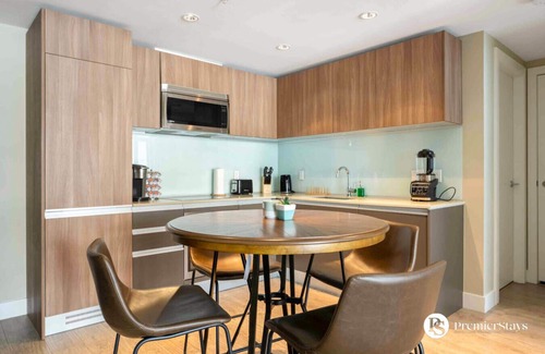 Victoria Park Condo | Amazing DT Views » AC » Sleep 4 » Parking » Wifi