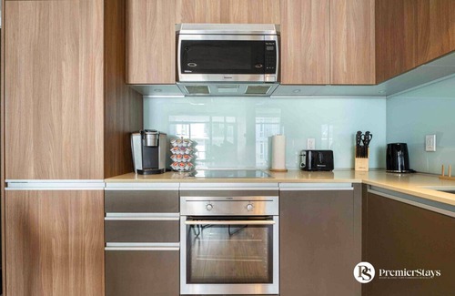 Victoria Park Condo | Amazing DT Views » AC » Sleep 4 » Parking » Wifi