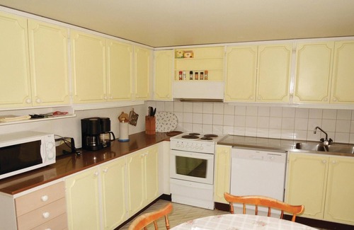 Hovmantorp House | Amazing home in Hovmantorp with WiFi