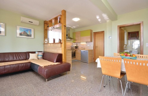 Maslenica House | Amazing home in Maslenica with kitchen