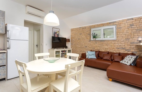 Njivice House | Amazing home in Njivice with kitchen