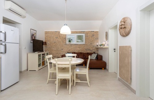 Njivice House | Amazing home in Njivice with kitchen